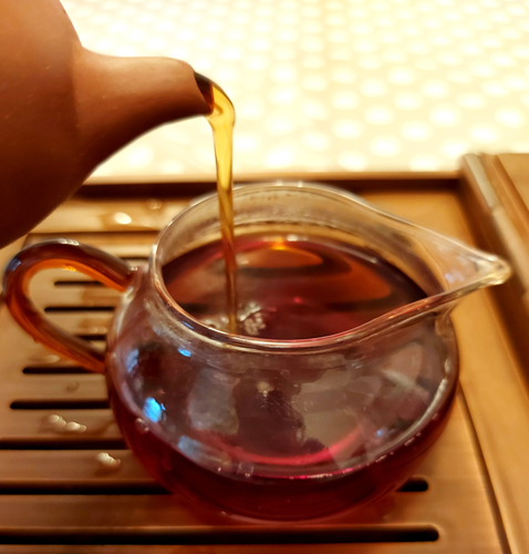 China Black Dian Hong Tea Cake liquor